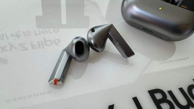 <b>Samsung Galaxy Buds4 și Buds4 Pro la orizont! Noile căști wireless apar menționate în OneUI 8.5</b>A trecut mai mult de un an de la sosirea căștilor wireless Samsung Galaxy Buds3 și deși așteptam ca în această toamnă să vedem modelul succesor, în realitate am primit un Buds3 FE. Rămâne totuși în cărți un debut până la final de an pentru