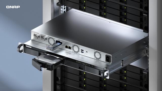 <b>QNAP lansează un NAS compact pentru spații înguste; TS-h765eU se potrivește în birouri, vehicule sau camere tehnice</b>QNAP TS-h765eU este un NAS rackmount 1U cu dimensiuni compacte, gândit în special pentru situațiile în care spațiul este o problemă reală – birouri mici, camere tehnice înghesuite sau aplicații de tip edge computing din fabrici și vehicule de producție