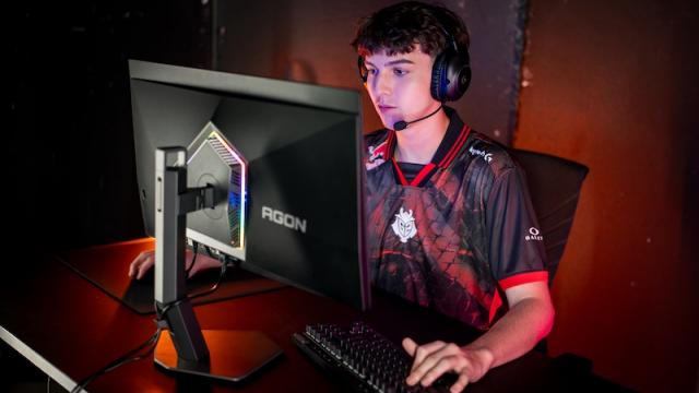 <b>AGON PRO AG276QKD2: monitor de gaming QHD cu 500 Hz, gândit pentru esports și precizie în mișcare</b>AGON PRO AG276QKD2 este un monitor QHD cu ecran de 26,5 inch, destinat jucătorilor care vor performanță maximă în competiții online. Modelul combină un panou de ultimă generație cu o rată de refresh de 500 Hz, ceea ce îl face relevant mai ales pentru cei 