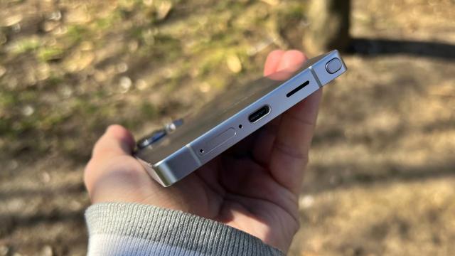 <b>Samsung trece de 45W ca putere de încărcare pe Galaxy S26 Ultra; la ce nivel ajungem?</b>Acum să până și Apple a urcat puterea de încărcare pentru noile sale telefoane, Samsung e cam obligată să facă același lucru și descoperim astăzi la ce viteză ar putea ajunge alimentarea pe flagship-ul Galaxy S26 Ultra. Zvonurile din jurul 