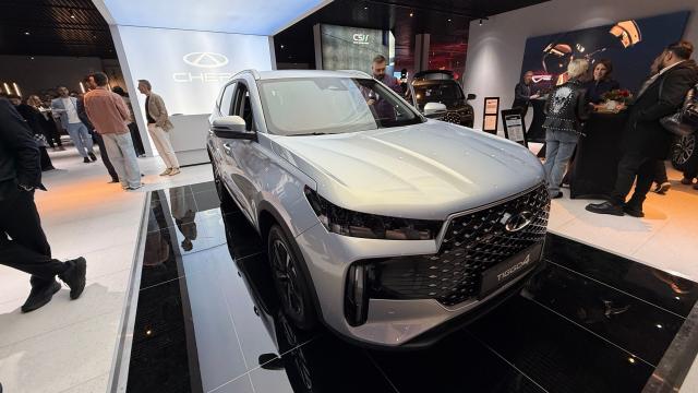 <b>Chery Tiggo 4 a sosit în România: SUV compact cu 950 km autonomie şi grilă impresionantă (Video)</b>Dacă v-aţi săturat de hands on-uri cu telefoane, tablete, ceasuri, hai să trecem la ceva de o tonă... sau mai mult. Chery tocmai a deschis un showroom flagship în Bucureşti, pe Şoseaua Colentina 459 şi am fost acolo să văd noul model 