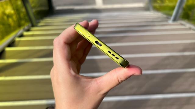 <b>Motorola moto g86 Power: Acustică stereo, cu speakerul de jos ce duce greul audiţiei</b>Motorola Moto G86 Power aduce același set de speakere ca și Moto G86, deci nu ne așteptam la mari diferențe de acustică. Aici primim un setup hibrid, cu speaker de jos și cel de sus, adică cel de convorbiri, earpiece-ul.