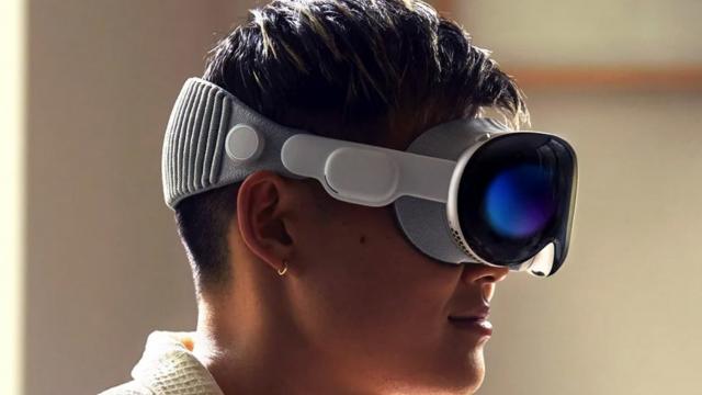 <b>Apple Vision Pro 2 nu va impresiona, conform unei scăpări oficiale de la FCC; Cât va costa?</b>Înainte ca un produs să fie vândut în Statele Unite, el trebuie să primească aprobarea FCC-ului, o autoritate federală, care certiifica produsele pentru consumul larg. Ei bine FCC tocmai a dezvăluit detalii despre noua casca de realitate 