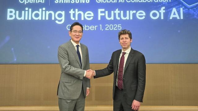 <b>Samsung şi OpenAI anunţă un mega parteneriat strategic; Ce presupune? </b>Samsung şi OpenAI au anunţat un parteneriat important pe 2 octombrie 2025, unul axat pe... evident AI. E vorba despre un parteneriat strategic, care are rolul de a "accelera dezvoltarea infrastructurii globale AI". Samsung va fi printre