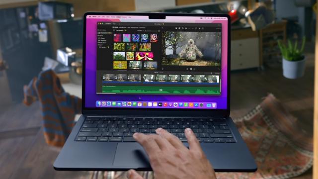 <b>Turul Magazinelor #1538: Laptop de gaming la preţ bun, trotinetă electrică şi telefon realme cu sute de lei mai ieftine</b>Turul Magazinelor e probabil cea mai bună opţiune de articol de doom scroll în metrou când te întorci de la muncă sau şcoală. Doar că aici se lăsa şi cu reduceri, care nu îţi mai rănesc portofelul. Ei bine, azi în episodul #1538 avem un laptop de gaming
