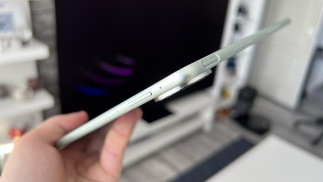 <b>Huawei adaugă o funcție utilă pe tabletele sale: Shortcut cu dublă atingere pe scanner-ul de amprentă</b>Huawei a început să lanseze o funcție interesantă pe unele dintre dispozitivele sale: gestul de deblocare prin dublă atingere a senzorului de amprentă. În primă fază, funcția debutează pe tableta high-end MatePad Pro 12.2 (2025)