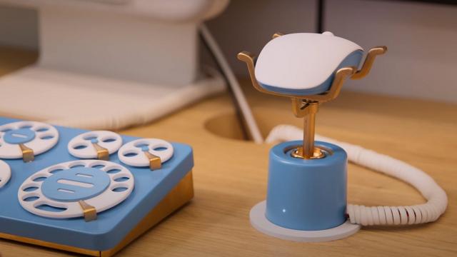 <b>Tastatura Gboard fizică primește disc rotativ de la Google Japonia; O glumă de 1 aprilie dusă la extrem</b>Google Japonia a venit din nou cu ceva total ieșit din tipare: o tastatură inspirată din telefoanele cu disc rotativ. În imaginile de aici e prezentat conceptul numit Gboard Dial Version, un experiment care arată cum ar fi fost tastatura