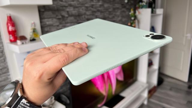 <b>HUAWEI MatePad 12 X PaperMatte (2025): Conectivitate foarte rapidă, acum cu WiFi 7 </b>Pe partea de conectivitate tableta HUAWEI MatePad 12 X (2025) vine cu tot ce ai nevoie pentru a-ți desfășura munca de acasă sau de la birou fără probleme, minus conexiunea celulară. Rând pe rând se bifează WiFi 7 - un upgrade considerabil