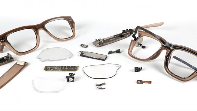 <b>iFixit laudă lentilele, dar critică designul; ochelarii Ray-Ban AR de la Meta, imposibil de reparat</b>Recent cei de la iFixit și-au îndreptat atenția spre alt gen de dispozitive de pe piață. E vorba despre ochelarii smart, primul model Ray-Ban Display AR de la Meta fiind disecat în fața camerei. Se pare că produsul este imposibil de reparat, deși