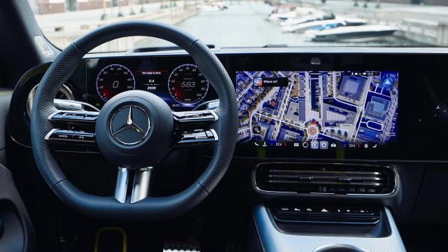 <b>Google și Mercedes colaborează și aduc Gemini AI pe noul CLA electric, pentru conversații contextuale</b>Asistenții vocali pe care marii producători auto îi aduc pe sistemele de infotainment sunt de cele mai multe ori enervanți și în final ajungi să te bazezi tot pe interacțiunea tactilă ecranul, pentru că înțelegerea comenzilor vocale nu este deloc