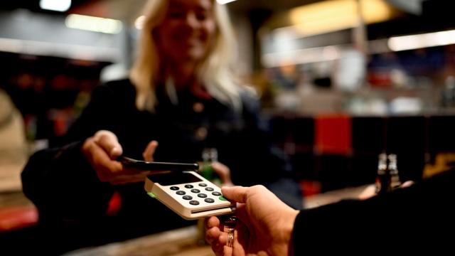 <b>Ericsson preia controlul complet al rețelelor Vodafone în trei țări; vine și cu AI și Open RAN în pachet</b>Vodafone trece exclusiv pe mâna Ericsson în Irlanda, Portugalia și Țările de Jos, în urma unui nou acord extins pe cinci ani, prin care suedezii devin furnizor unic de echipamente RAN (rețea de acces radio) în aceste piețe. În același timp, Ericsson..