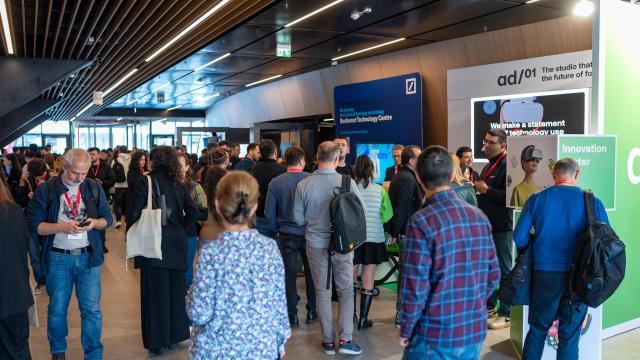 <b>DevCon 2025 revine pe 5-6 noiembrie la NORD Events Center; accent pe AI aplicat și masterclass-uri tehnice</b>DevCon 2025 se întoarce în forță pe 5 și 6 noiembrie, la NORD Events Center by Globalworth din București, cu un program extins pe 6 scene tematice și peste 50 de speakeri locali și internaționali. Organizatorii estimează participarea a peste 2.500 de spec