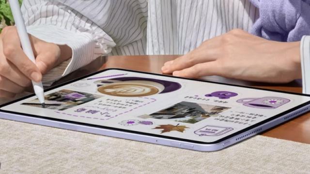 <b>OPPO Pad 5 a debutat oficial: tabletă de 12 inch cu procesor Dimensity 9400+, stocare UFS 4.1</b>Azi a fost despre OPPO Find X9 Pro şi Find X9, proaspăt anunţate oficiale, dar nu doar ele au sosit. OPPO a dezvăluit şi tableta OPPO Pad 5, care vine cu un ecran de 12 inch şi procesor MediaTek Dimensity 9400+. Aflaţi mai multe detalii 
