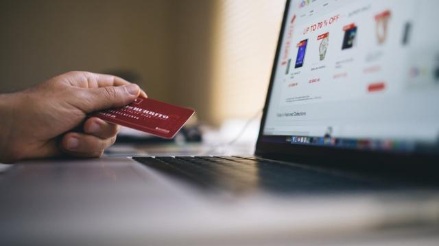 <b>Ce vor românii să cumpere online? Segmentul e-commerce în creştere în 2025</b>La evenimentul Altex de Black Friday de acum o săptămână am aflat că românii au ţinut de bani în 2025, aşteptând reduceri. Acum aflăm de la Money.ro că de fapt e-commerce-ul e în creştere în 2025, dar descoperim