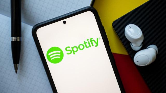 <b>Bug ciudat afectează Spotify pe Android; Aplicația „cedează” atunci când e folosită pe Wi-Fi</b>Se pare că un bug ciudat afectează Spotify pe Android. Pare că utilizatorii de telefoane Samsung și Google Pixel sunt afectați de această problemă. Forumurile Spotify sunt pline de plângeri de la utilizatori care se confruntă cu blocaje și închideri