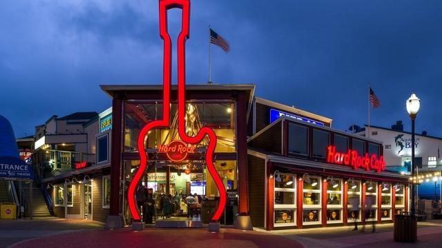 <b>Hard Rock Cafe vine în Timișoara, Cluj, Iași și Brașov; franciza ajunge și în Chișinău din 2026</b>Știu, nu e genul de articol la care să vă așteptați pe un site de tehnologie, dar faptul că Hard Rock Cafe vine și la mine în oraș, în Timișoara, pentru mine este o veste cât se poate de bună. Și nu doar pentru mine, ci și pentru oricine așteaptă de ani..