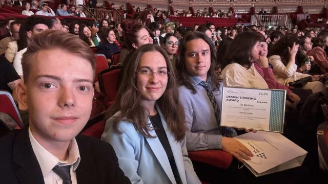 <b>Trei liceeni din România au fost premiați pentru un prototip care filtrează apa contaminată; DR.INKABLE ar putea înlocui apa îmbuteliată în zone vulnerabile</b>Trei adolescenți din România - Andrei, Matei și Maria - au atras atenția în competiția Samsung Solve for Tomorrow 2025, unde au primit Design Thinking Award pentru proiectul DR.INKABLE, un dispozitiv gândit să filtreze și să remineralizeze apa nesigură.