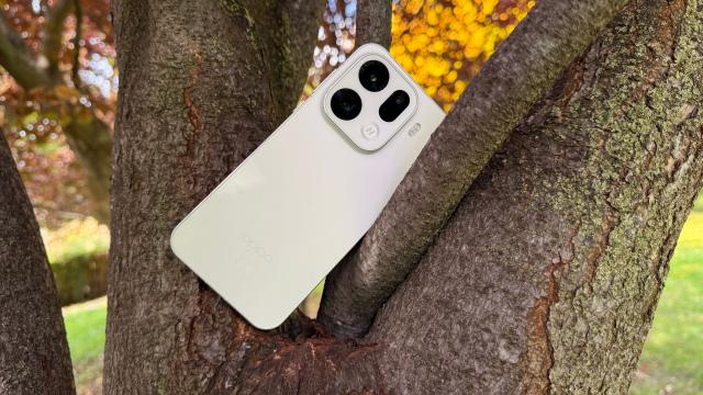 <b>OPPO Find X9 Pro: Hardware de flagship pur sânge, cu cea mai mare baterie văzută pe un OPPO</b>OPPO Find X9 Pro nu doar că și-a schimbat design-ul față de predecesor, ci și hardware-ul, iar în rândurile de mai jos avem multe de povestit. Poate cea mai mare este este aceea că nu mai suntem privați de miile de mAh văzute