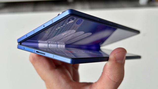 <b>Samsung depășește din nou Apple la livrările globale de smartphone-uri; Galaxy Z Fold7 joacă un rol cheie</b>Samsung a reușit din nou să se mențină pe prima poziție în topul global al livrărilor de smartphone-uri. Potrivit unui nou raport Omdia, compania sud-coreeană a vândut cu 6% mai multa unități în al treilea trimestru din 2025, față de aceeași perioadă