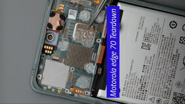 <b>Motorola edge 70 desfăcut în faţa camerei; Cum e răcit, ce e la interior? (Video)</b>Pe 5 noiembrie se pune în vânzare în România silfidul telefon Motorola edge 70 şi odată cu el intrăm într-o nouă etapă a terminalelor midrange. Mă refer la procesorul Snapdragon 7 Gen4 de la interior şi la talia de doar 5.9 mm