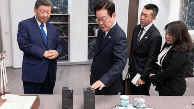 <b>Xi Jinping i-a oferit două telefoane Xiaomi președintelui sud-coreean Lee Jae Myung; S-a glumit pe seama backdoor, într-un gest cu dublu mesaj</b>În timpul unei vizite oficiale desfășurate pe 1 noiembrie la Gyeongju, președintele chinez Xi Jinping i-a oferit omologului sud-coreean, Lee Jae Myung, două telefoane Xiaomi, generând un moment inedit relatat de Reuters. Cadoul a fost făcut chiar pe..