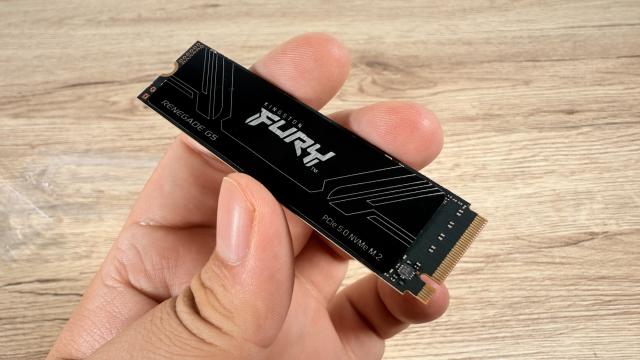 <b>Nu-ți ajunge stocarea? Kingston are de astăzi un SSD de 8 TB - FURY Renegade G5 PCIe 5.0 NVMe M.2 2280</b>Dacă variantele anterioare de stocare pentru SSD-ul Kingston Fury Renegade G5 nu erau suficient de încăpătoare pentru nevoiel tale, de astăzi Kingston aduce pe piață și varianta de 8 TB. Este ideală pentru cei care editează