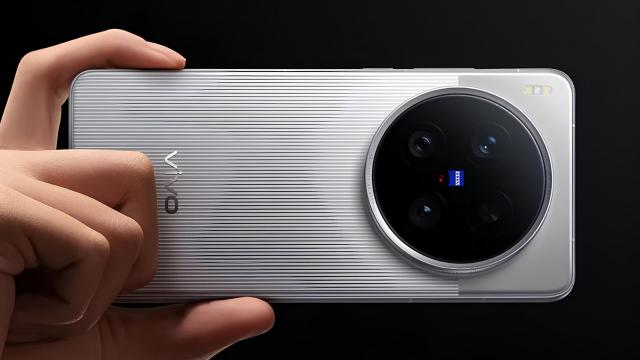 <b>vivo X300 Ultra va ajunge și în Europa! Primul indiciu vine din baza de date GSMA</b>După ani în care modelele „Ultra” de la vivo au fost rezervate doar pentru piața din China, se pare că vivo X300 Ultra va sparge gheața. Dispozitivul a fost identificat recent în baza de date GSMA, purtând numărul de model (V2562)