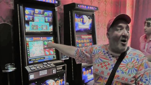 <b>Jocurile de noroc interzise sub 21 de ani în România? Reclamele online la jocuri ar fi restricţionate (Proiecte de lege)</b>Au apărut noi propuneri de lege cu privire la interzicerea jocurilor de noroc, de această dată vizând tinerii şi reclamele online la aceste jocuri. Astfel, tinerii cu vârsta sub 21 de ani vor avea interdicţie să participe la jocuri de noroc.