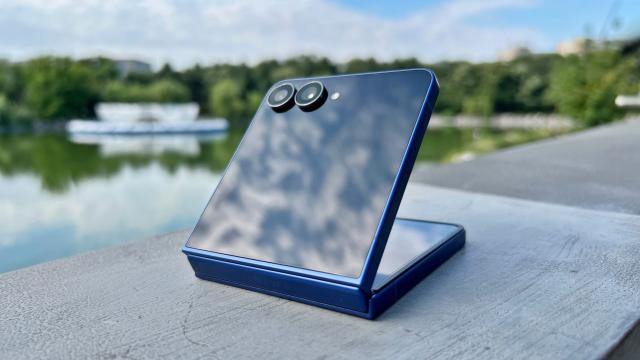 <b>Samsung pregătește un Galaxy Z Flip8 mai subțire și mai ușor; Reacție directă la concurența din China și presiunea Apple</b>Samsung se concentrează acum pe șlefuirea modelelor Galaxy S26, urmând să debuteze la începutul anului 2026. Totuși, se află în dezvoltare și pliabile de nouă generație, iar azi aflăm ce are de gând să facă compania cu modelul Z Flip8