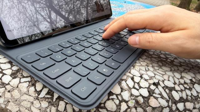 <b>HONOR Pad 10: Pachet hardware atractiv, cu un ecran generos pentru filme și seriale + procesor pentru gaming și multitasking</b>HONOR Pad 10 nu pare să fie o simplă tabletă multimedia. Plusează în zone importante la nivel de hardware. Pe lângă un corp premium fabricat din aluminiu, primim un display IPS LCD de calitate, de 12.1 inch în diagonală, ce livrează aspect 16:10 și rezolu