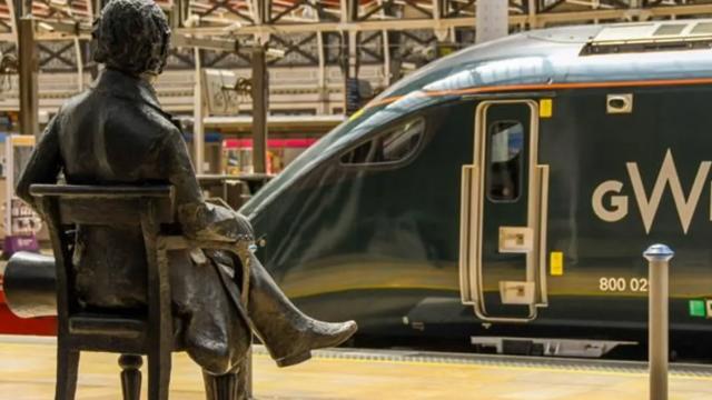 <b>Trenuri cu tehnologie de Formula 1: iată găselniţa britanicilor pentru a îmbunătăţi viteza Wi-Fi în mers</b>Marea Britanie nu o avea chiar TGV-urile francezilor, dar nici departe nu e. Până să ajungă la vitezele vecinilor de la sudul lor, britanicii vor să crească stabilitatea şi viteza Wi-Fi-ului din trenuri. Secretul? O tehnologie din Formula 1