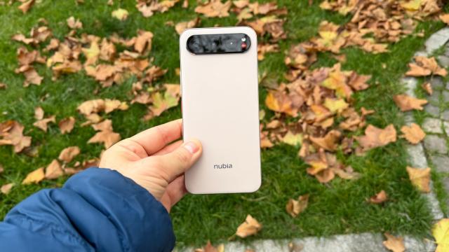 <b>Nubia Air: Baterie de 5000 mAh într-un corp slim, dar cum stă față de S25 Edge</b>Cu siguranță e impresionant să vezi o baterie de 5000 mAh integrată într-un corp de doar 5.9 mm (dacă nu luăm în calcul protuberanța camerei). Primim și încărcare la 33W pe fir în acest caz, iar terminalul vrea să rivalizeze