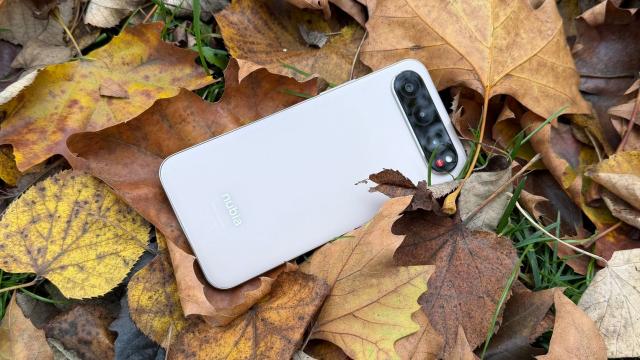 <b>Nubia Air: Acustică mono şi cam distorsionată</b>Am tot căutat pe web detalii despre speakerele de pe Nubia Air şi se pare că aidoma lui iPhone Air, avem doar unul singur jos. Şi se aude cam... modest, să nu zic distorsionat. Am zis că e din cauză că ascult Nirvana, care distorsiona 