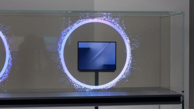 <b>Samsung pregătește lansarea primului său telefon tri-fold; Galaxy Z TriFold poate fi deja rezervat în unele magazinele fizice</b>Samsung urmează să lanseze în decembrie primul său telefon pliabil în trei secțiuni, numit Galaxy Z TriFold, iar unele magazine fizice autorizate au deschis deja precomenzile - relatează ITHome. Deocamdată, nu există informații despre prețul final, dar...