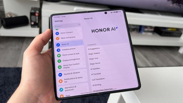 <b>MagicOS 10 vine pe Honor Magic V5: Interfață nouă, optimizări de performanță și mai mult control</b>Honor a început distribuirea actualizării MagicOS 10, bazată pe Android 16, pentru pliabilul Magic V5 la nivel global. Pachetul de update are în jur de 3.8 GB și aduce îmbunătățiri vizibile atât la nivel de interfață, cât și în ceea ce privește