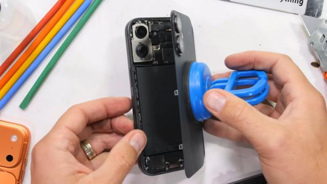 <b>iPhone 17 desfăcut în faţa camerei; Cât de uşor de reparat este?</b>Un pic mai târziu decât de obicei, YouTuberul Zach, aka JerryRigEverything a desfăcut un iPhone 17 în faţa camerei. Aşa aflăm cât de uşor de reparat este acest device, dar şi ce fel de componente a ales Apple pentru modelul său de bază.