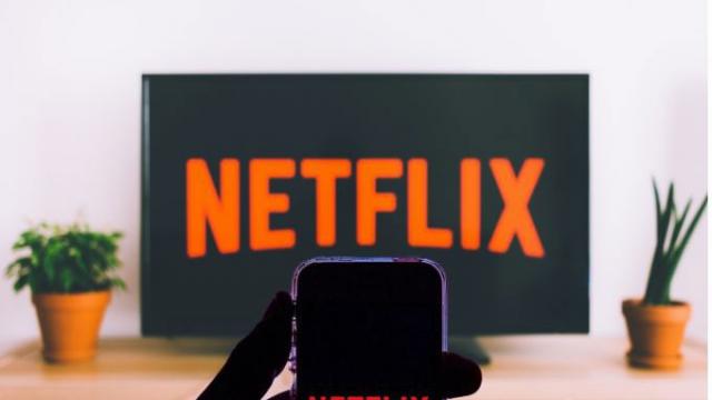 <b>Netflix elimină casting-ul din aplicațiile Android și iOS fără să anunțe abonații; utilizatorii sunt obligați să folosească exclusiv aplicația de pe TV</b>Netflix a decis să renunțe la una dintre funcțiile cele mai utile din aplicațiile sale mobile – posibilitatea de a trimite conținut video de pe telefon pe un televizor compatibil. Modificarea se aplică atât pe Android, cât și pe iOS și afectează aproape