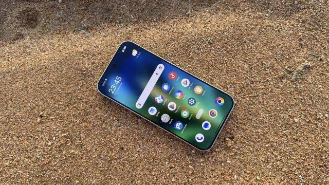 <b>POCO F8 Pro: Display cât trebuie, mai mic decât la predecesor, foarte luminos și cu muchii înguste</b>POCO F8 Pro se mai "calmează" față de predecesor atunci când se pune problema diagonalei, astfel că scade de la 6.67 inch la 6.59 inch, pentru o experiență mai manevrabilă aș zice. Panoul folosit este un AMOLED capabil să afișeze