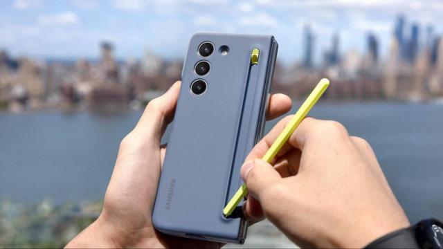 <b>Samsung Galaxy Z Fold8 va avea doua variante! Apar primele dovezi concrete cu privire la existenţa lor</b>Simt că despre Samsung Galaxy S26 ştim deja o grămadă de lucruri, dar iată că am început să aflăm una-alta şi despre pliabilele Samsung din 2026. Mă refer la Galaxy Z Flip8, dar şi la Z Fold8, care tocmai a primit dovezi ale existenţei 