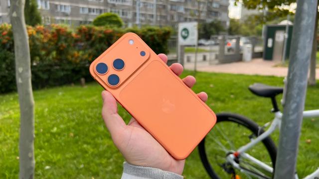 <b>Cererea uriaşă pentru iPhone 17 împinge în faţă livrările totale de telefoane din 2025 (Cifre IDC)</b>Anul 2025 pare a fi fost unul excelent pentru producătorii de smartphone-uri, iar Apple a împins în față întregul segment, prin seria iPhone 17. Avem cifrele IDC, care arată uimitor, Apple sărind de 240 de milioane de unităţi livrate