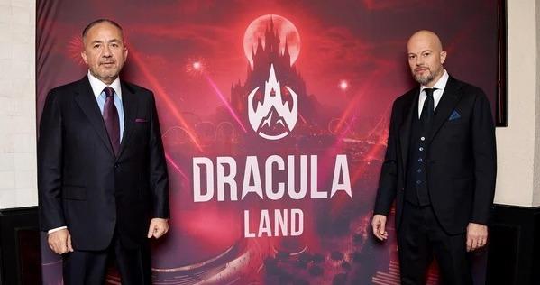 <b>DraculaLand promite cel mai mare parc tematic din Europa de Est; investiție de 1 miliard de euro, la 20 de minute de București</b>Un proiect estimat la peste 1 miliard de euro, dezvoltat de Dragoș Dobrescu și George Toader, ar putea schimba complet felul în care e perceput turismul și divertismentul în România. DraculaLand nu e doar o destinație de agrement, ci un concept integrat