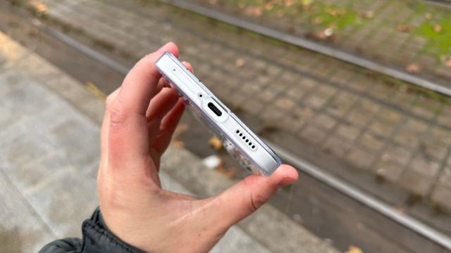 <b>Nothing Phone (3a) Lite: Acustică cu un singur difuzor, pe alocuri gălăgioasă</b>Fiind un Lite era de așteptat ca nu totul să fie roz, astfel că după un ecran foarte luminos vine în balanță și sistemul audio, cu un singur difuzor din păcate. Este amplasat la bază, în partea dreaptă dacă îl ții în mod vertical