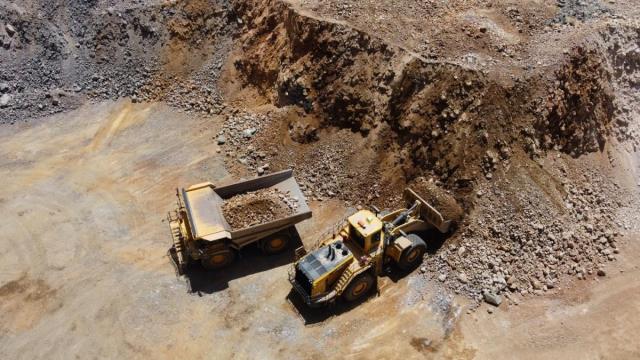 <b>O nouă fabrică pentru pământuri rare în România: SUA se implică direct pentru a reduce dependența de China</b>România intră într-un joc strategic global cu o miză uriașă: pămănturile rare. Critical Metals Corp, un grup american activ în sectorul resurselor critice, va forma o alianță cu Nuclearelectrica pentru a rafina concentrate provenite din Groenlanda