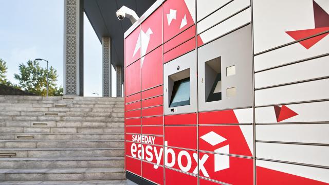 <b>Rețeaua de lockere din România a depășit 10.000 de unități; livrările în puncte fixe devin standardul în e-commerce</b>Potrivit datelor centralizate de eAWB, marketplace de curierat cu informații agregate de la toți marii operatori din țară, România a ajuns la un total de 10.085 lockere active, o creștere de 33% față de anul anterior. Infrastructura acoperă toate cele 42 