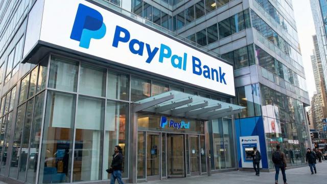 <b>PayPal devine bancă; Ce presupune această schimbare?</b>PayPal trece la următoarea etapă în evoluţia sa ca entitate financiară. Va deveni bancă, pentru început în Statele Unite. Compania a depus documentele pentru a se înregistra ca o astfel de entitate fiscală la Departamentul