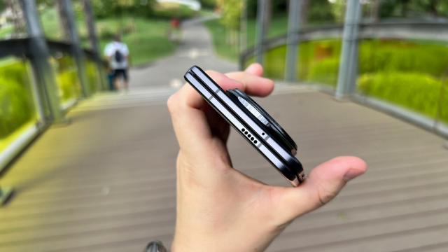 <b>HONOR Magic V6 se va lansa mult mai devreme decât predecesorul; Avem detalii şi despre un battery phone HONOR</b>Încă nu ştim 100% sigur când vor ajunge pe rafturile magazinelor telefoanele din seria Magic8, dar iată că HONOR pare gata să scoată şi un pliabil mai devreme. HONOR Magic V6 nu va mai aştepta până în august pentru debut
