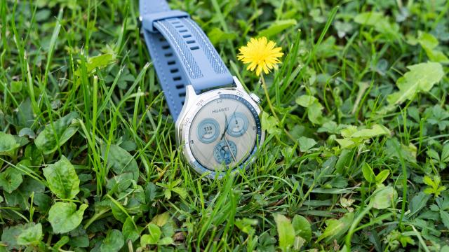 <b>Turul Magazinelor #1554: Huawei Watch GT 5 sub 900 lei, TV QLED sub 900 lei şi el + friteuza IMENSĂ</b>Cu o pauză luată fix înainte de Ajunul Crăciunului, am revenit acum, când pe toţi îi interesează Revelionul şi pe magazine le interesează să scape de stocuri. Mental suntem cu toţii în 2026 şi parcă aşteptam cu mai mare nerăbdare 