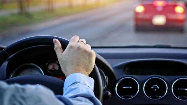 <b>Franța penalizează dur vitezomanii; Depășirea cu peste 50 km/h aduce dosar penal</b>Autoritățile franceze au trecut la pedepse penale pentru șoferii care depășesc limita legală de viteză cu mai mult de 50 km/h. Măsura, care transformă această abatere gravă din contravenție în infracțiune, vizează reducerea numărului de accidente cauzate