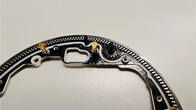 <b>Xiaomi Mi 17 Ultra Leica Edition, a fost acuzat că are un zoom „fals”; dezasamblarea confirmă însă mecanismul real</b>Un clip apărut recent online a pus sub semnul întrebării autenticitatea inelului de zoom de pe Xiaomi Mi 17 Ultra Leica Edition, sugerând că acesta ar fi doar un efect software, fără mecanism mecanic real. Fragmentul, extras dintr-un video de dezasamblare