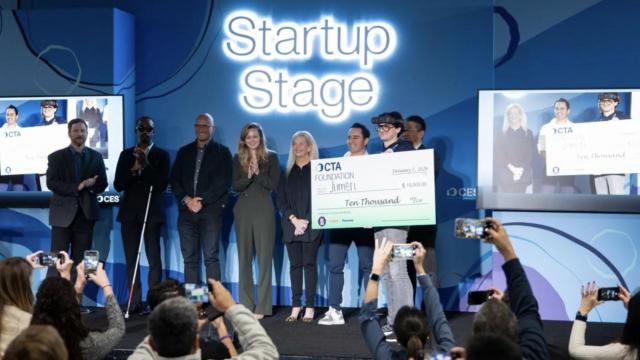 <b>Români premiaţi la CES 2026 pentru o invenţie ce schimba viaţa nevăzătorilor: dotLumen</b>Avem şi motiv de mândrie odată cu CES 2026, show-ul tech din Las Vegas aducând şi premiu pentru o echipă talentată de români. Se numeşte .lumen (dotLumen) şi a realizat ochelari cu AI pentru nevăzători
